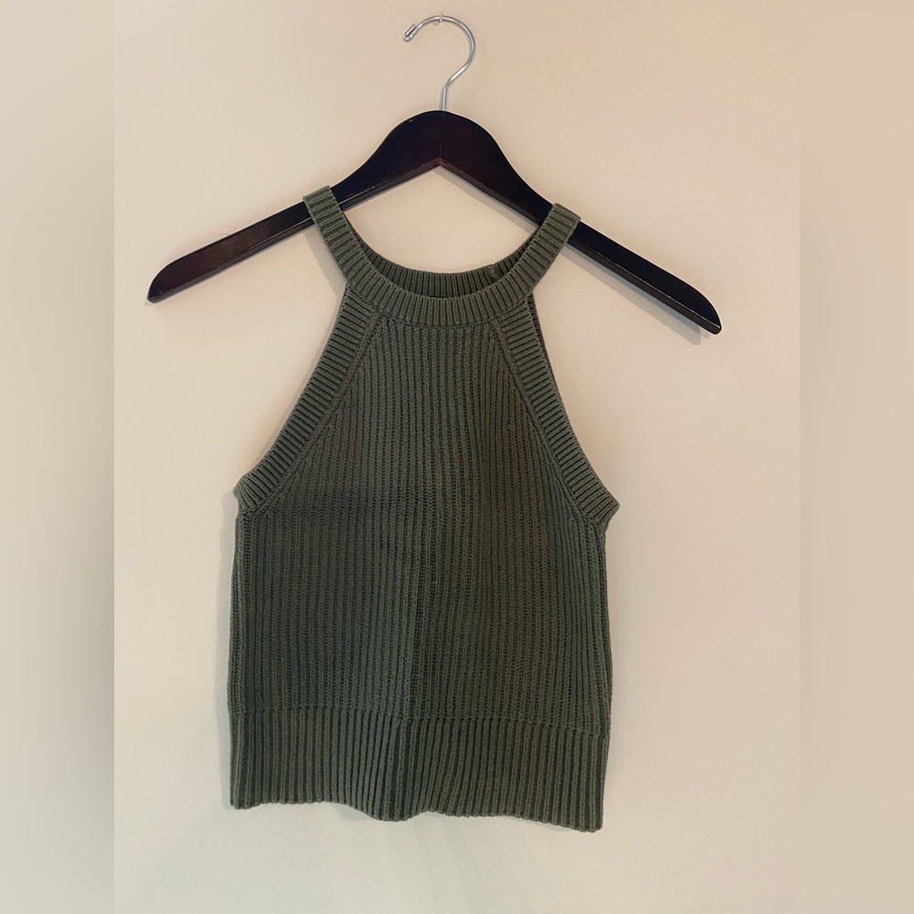 Express crop tank-top.